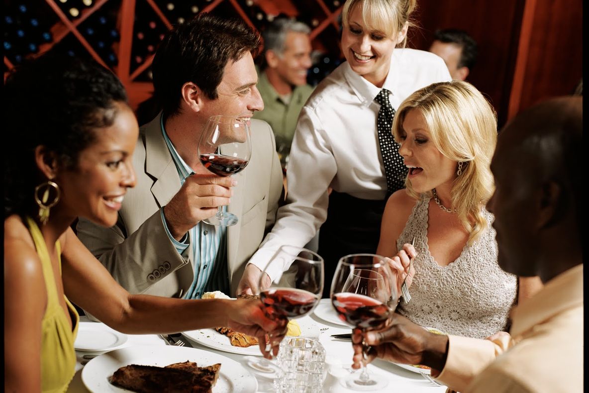 Obişnuieşti să consumi alcool în timpul mesei? Ce se întâmplă în corpul tău dacă faci asta