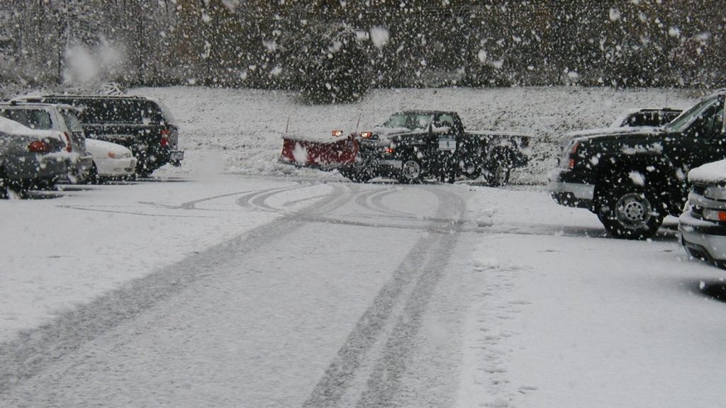 Bizar: o maşină parcată, lovită de 7 ori într-o singură zi. Totul a fost surprins de camerele video