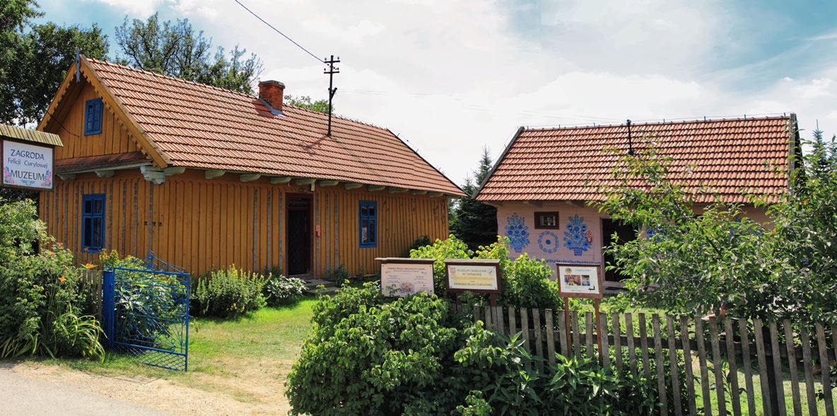 Satul, unic în lume, unde toate casele sunt pictate cu motive florale