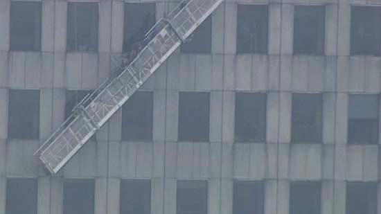 A căzut de la etajul 47 - ce strângea în mâini când l-au găsit. Incredibil - a SUPRAVIEŢUIT