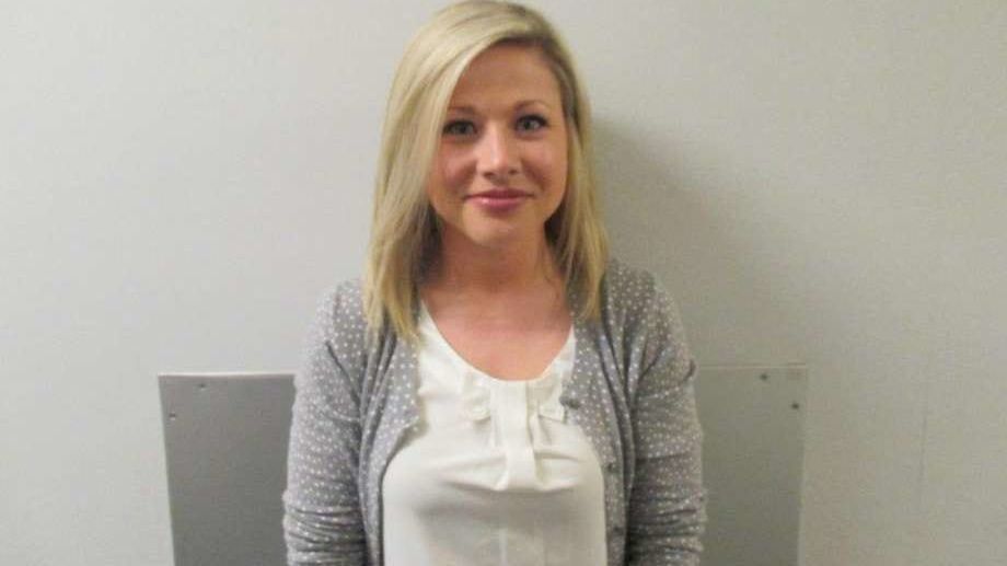 Motivul șocant pentru care o profesoară acuzată că s-a culcat cu un elev zâmbește în arest