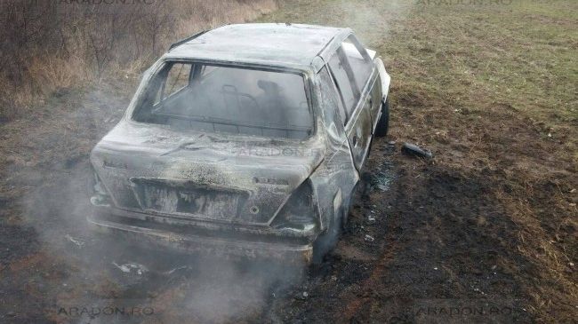 Un autoturism a luat foc în mers, iar șoferul a rămas blocat în mașină...
