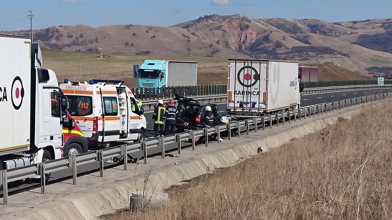 FOTO Accident mortal pe A1: un autotren și 2 autoturisme, implicate! Traficul este blocat