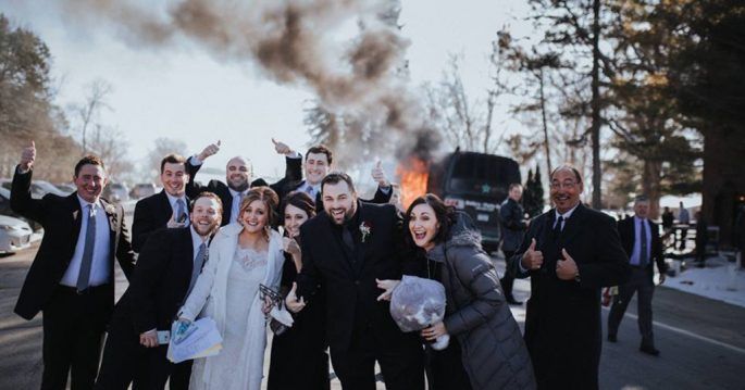 Autobuzul plin cu nuntaşi mergea la biserică, dar a luat FOC. Ce a făcut MIREASA i-a ŞOCAT pe toţi