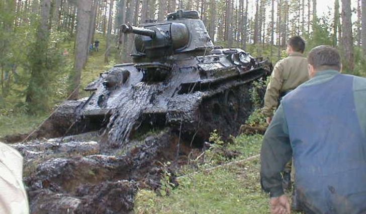 Au "pescuit" din lac un TANC din Al II-lea Război Mondial.S-au CUTREMURAT când au văzut ce era în el