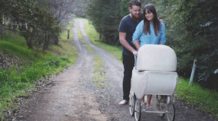 Se plimbau cu un cărucior pentru bebeluşi. Toţi credeau că au un copil. ŞOC!Ce era înăuntru, de fapt