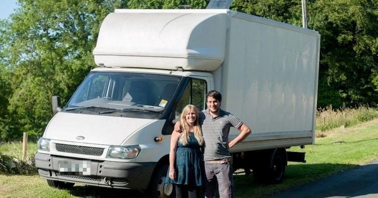 S-au căsătorit. Cu banii de la nuntă au cumpărat o dubă.Au transformat-o în CASĂ şi s-au mutat în ea