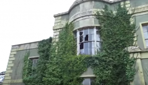 Au găsit casa PĂRĂSITĂ de un milionar excentric. Ce era în interior i-a ŞOCAT. Au chemat poliţia