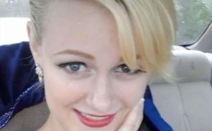 Era entuziasmată de balul de absolvire. A îmbrăcat o rochie provocatoare. Au dat-o afară imediat 