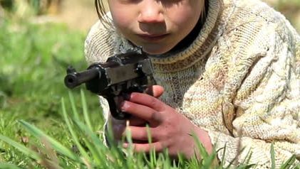 Părinţii nu îşi mai revin din şoc! Fetiţa lor de trei ani s-a împușcat. Ce s-a întâmplat, e ireal