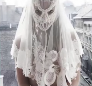 Soţii au vrut să fugă de la nuntă când au văzut cum s-au îmbrăcat miresele. Cele mai URÂTE rochii