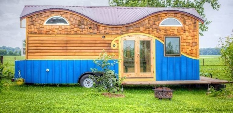 Arată ca un fast-food în rulotă, dar de fapt e o casă. Locuieşte în lux în opt metri pătraţi