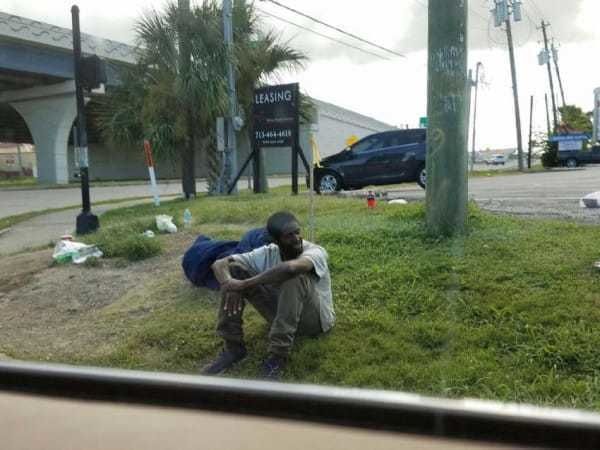 A văzut un cerşetor în acelaşi loc, timp de 3 ani. Femeia l-a luat acasă. Ce a făcut cu el