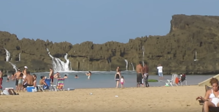 Arată ca o plajă normală, dar nu e. ŞOC! Ce se întâmplă dincolo de stânci.Turiştii îşi riscă viaţa