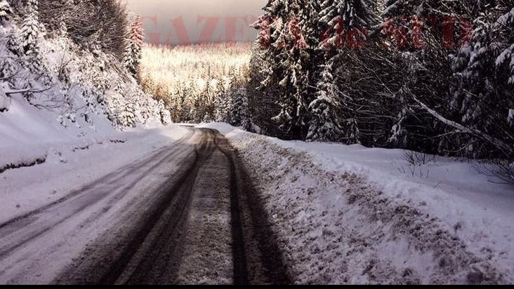 Drum IZOLAT din cauza zăpezii la această oră. Unde ninge ca în miezul iernii