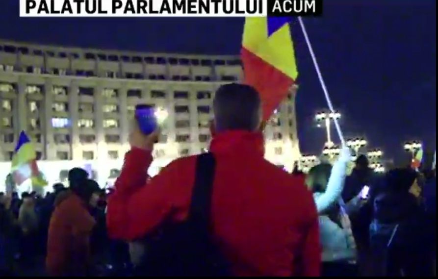 Proteste împotriva GRAȚIERII în București și în țară. 3.000 de oameni, zid în fața Parlamentului 