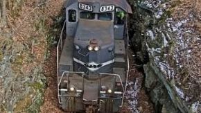 Au găsit acest tren abandonat în pădurile din munţi. Au intrat în locomotivă şi s-au cutremurat