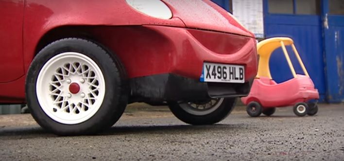 Merge pe stradă cu o maşinuţă pentru copii. A construit JUCĂRIA perfectă. E legală, dar şi scumpă