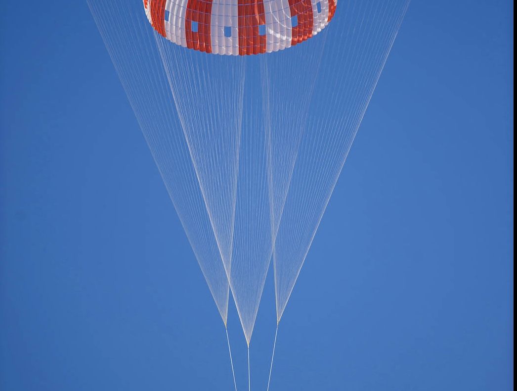 NASA a testat cu succes un nou sistem de parașute pentru frânare