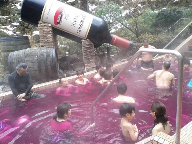 Cum arată singurul SPA din lume în care oamenii înoată în VIN. Se bălăcesc în bazine "alcoolice"