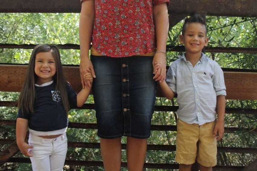 Cum arată femeia care jumătate de zi este mamă pentru copiii ei, jumătate de zi este tată