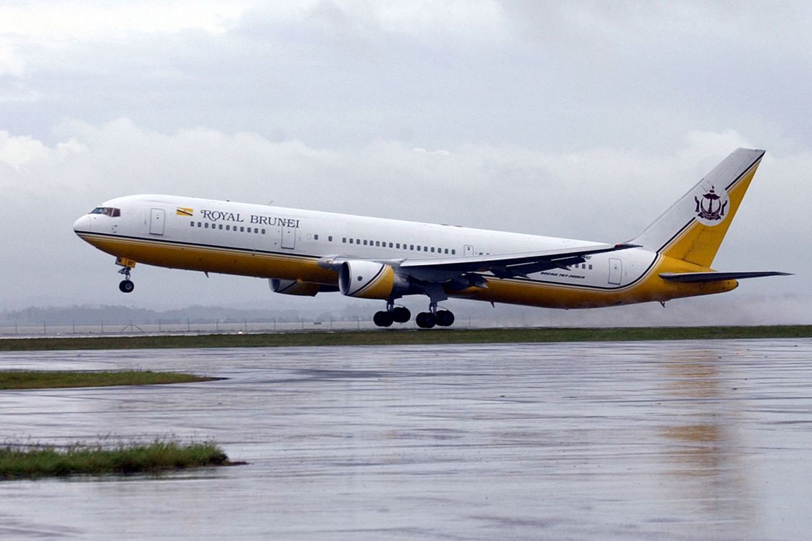 Cum arată echipajul FEMININ de zbor la arabi. Pasagerii, ULUIŢI de cine iese din cabina de pilotaj