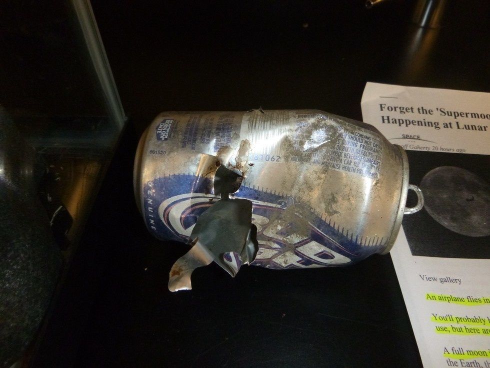 Era o zi caniculară. Şi-a luat o doză de bere. A desfăcut-o şi a ÎNGHEŢAT. Ce a ieşit din cutie