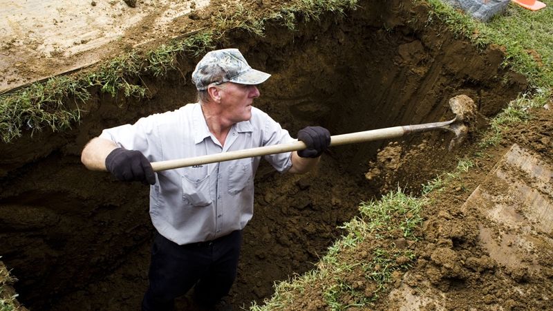 De ce sunt îngropați morții la 2 metri adâncime. Puțină lume știe adevăratul motiv