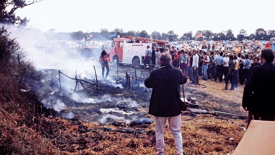Bătăi şi incendii ca-n filme. Imagini de la cel mai mare dezmăţ al anilor '70