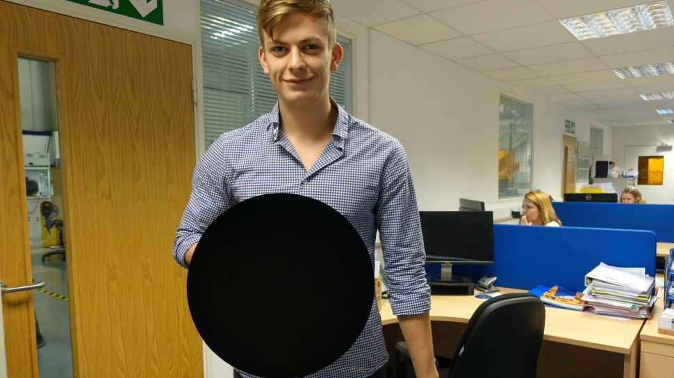 Nu e trucaj photoshop! Acest material bizar absoarbe 99,9% din lumină