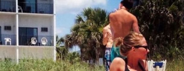 Fotografia cu o femeie în bikini, pe plajă, VIRALĂ pe internet. Ce DETALIU şochează