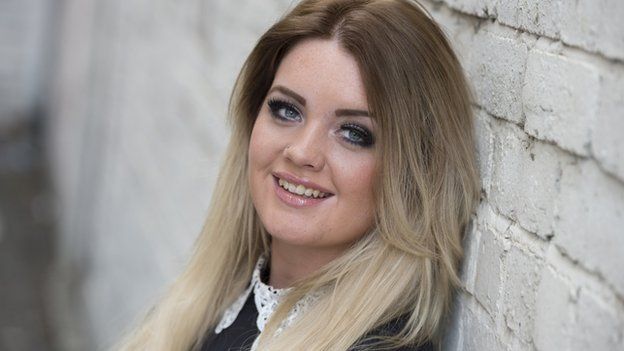 Cea mai tânără câştigătoare la LOTO îşi vinde CASA şi s-a mutat la mama ei. Motivul e uimitor!