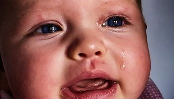 Bebeluşul ţipa de fiecare dată când îi atingeau picioarele. La doctor, au aflat SECRETUL înfiorător