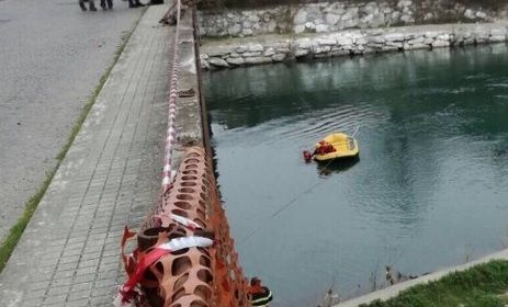 Trei români au murit, după ce au căzut cu maşina într-un râu din Italia