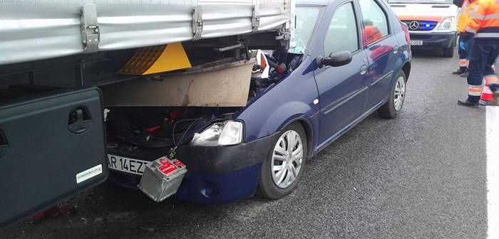 Au intrat cu maşina sub un TIR la Timişoara! Urmarea este aproape incredibilă - FOTO