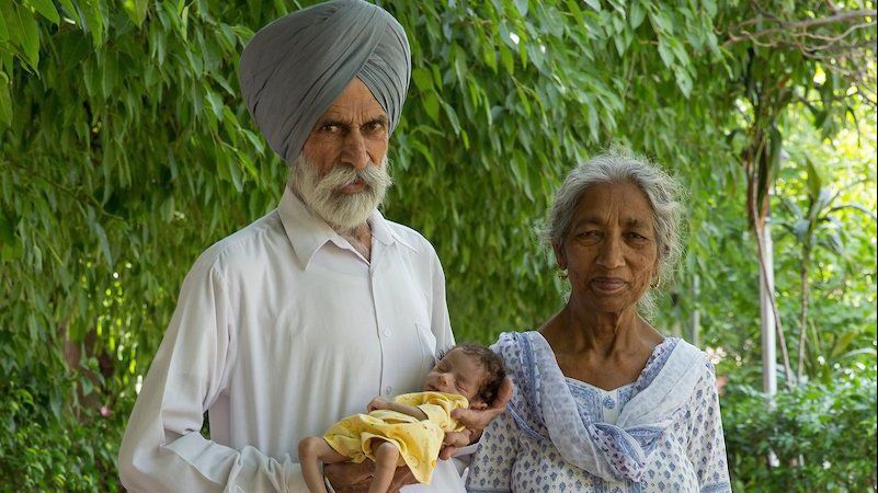 Femeia care a născut la 72 de ani în vitro acuză probleme. "Este mai greu decât am crezut"