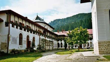 Guvernele României şi Republicii Moldova merg la Mănăstirea Agapia, pentru prânz de lucru 