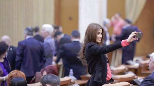 Deputatul Andreea Cosma, fiica baronului de Prahova, chemată la Comisia pentru controlul SRI 