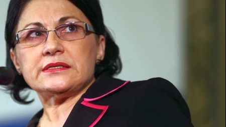 Ecaterina Andronescu, luată la întrebări privind grațierea. "Strada" i-a cerut să ia atitudine