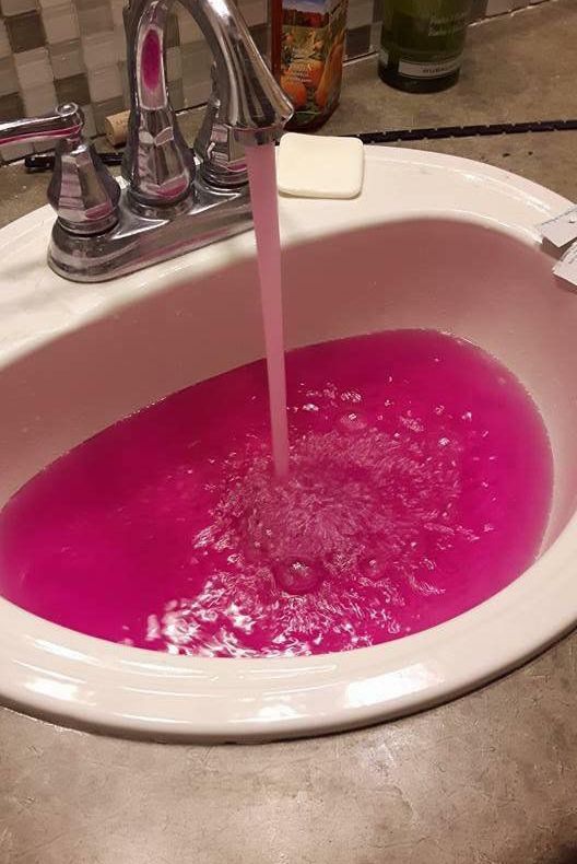 Un oraș întreg, șocat. De ce curge apă roz la robinete