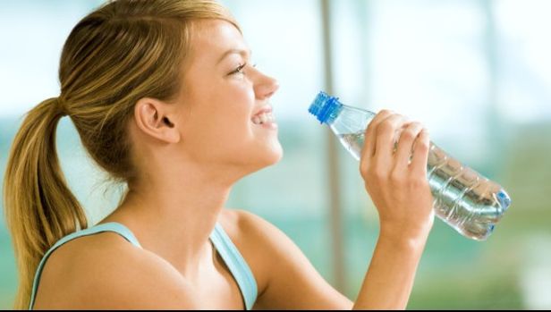 Specialiștii dezvăluie. Câtă apă trebuie, de fapt, să bei într-o zi
