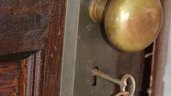 Acest apartament a fost abandonat. După 70 de ani, au deschis uşa şi au găsit ceva cutremurător!