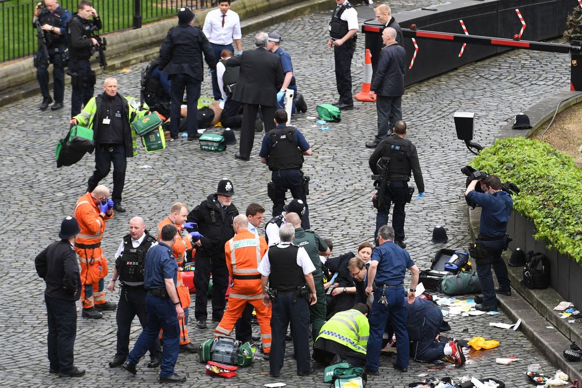 Atac terorist la Londra, lângă Parlament. Patru oameni au murit; 40 de răniți, între care doi români