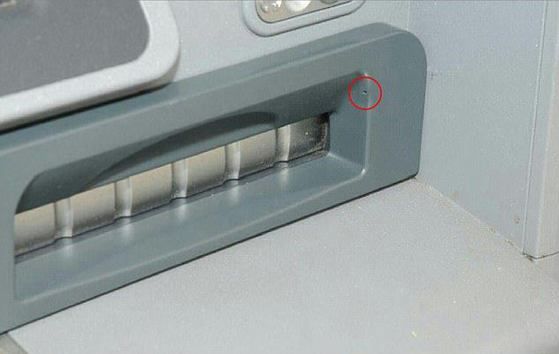 Atenţie când tastaţi pinul la bancomate! Hoţii folosesc camere de dimensiunea unui vârf de ac 