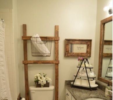 A scăpat vopsea neagră pe gresia din baie. Cum a rezolvat situaţia e UIMITOR. A "ieşit" un mozaic