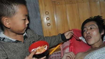 Abandonat de mamă, a fost nevoit să aibă grijă de tatăl PARALIZAT.La doar 7 ani, a luat DECIZIA. ŞOC