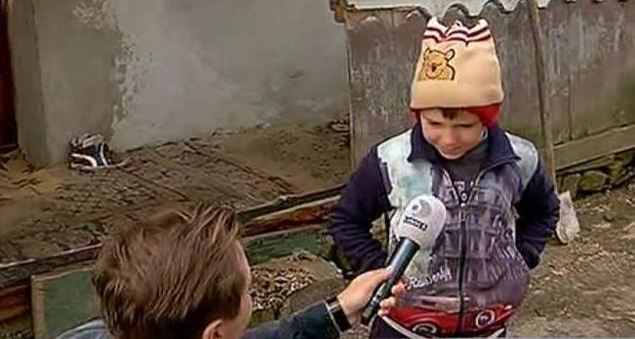 Părăsit la 7 ani! Trăieşte într-o cocioabă, după ce mama şi-a găsit alt bărbat pe internet