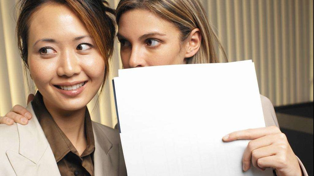 Cum să-ți dai seama că cineva te vorbește pe la spate. Semnul care-ți arată adevărul 