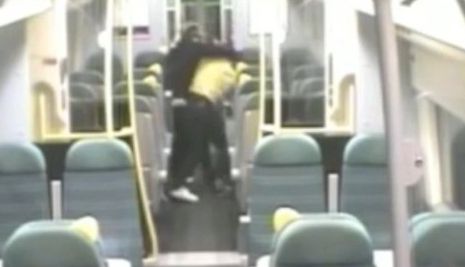 Mergeau cu trenul şi au început să se ia la bătaie. Motivul scandalului o să te facă să râzi