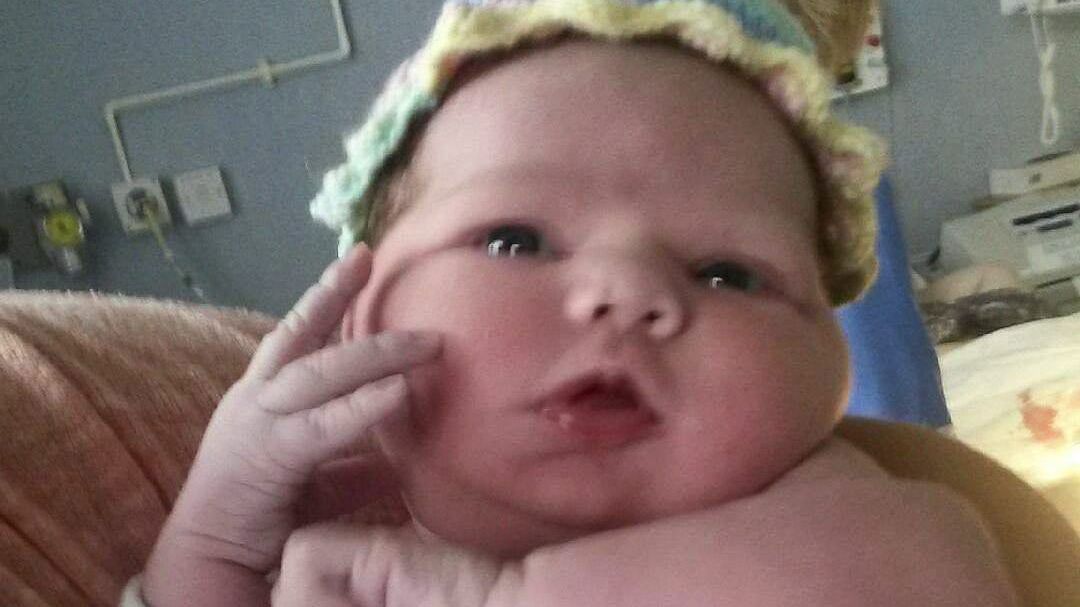 Bebeluş bătut cu bestialitate, la o zi după ce asistenţii sociali l-au lăsat în grija tatălui